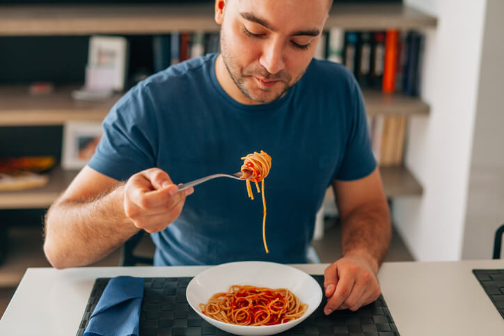 パスタを食べる男性